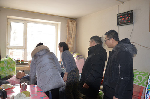 慰问高龄的抗战老兵.jpg