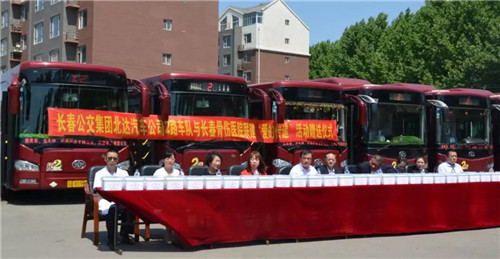 让关爱走进车厢传遍社会,急救药箱公交车上“安家”02.jpg 让关爱走进车厢传遍社会,急救药箱公交车上“安家”02.jpg