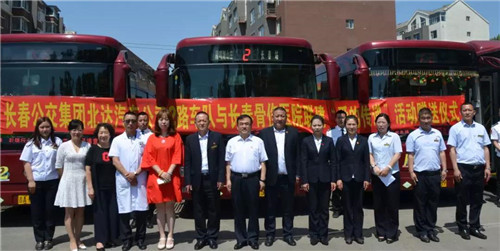 让关爱走进车厢传遍社会,急救药箱公交车上“安家”01.jpg 让关爱走进车厢传遍社会,急救药箱公交车上“安家”01.jpg